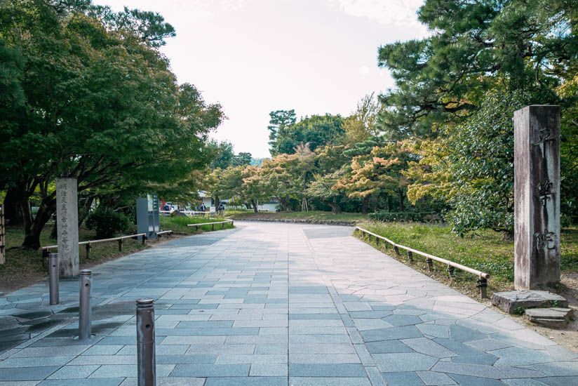 正門へ向かう参道