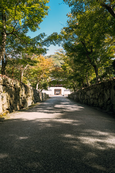 山門へ