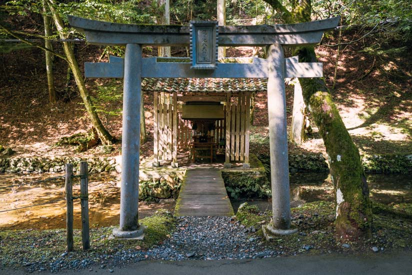 鳥居と社