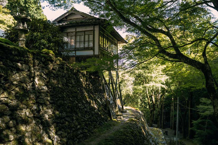 他の寺院と離れた山中