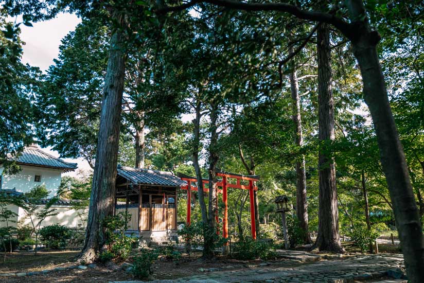 参道の途中にある神社