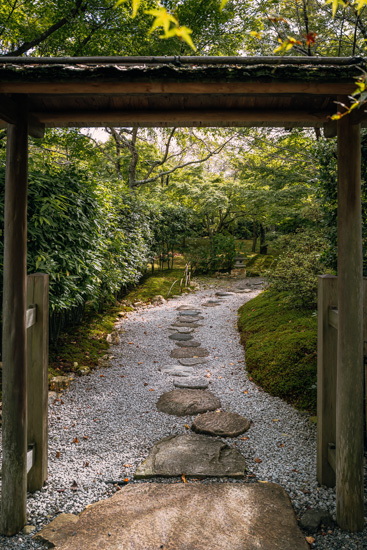 庭園を散策