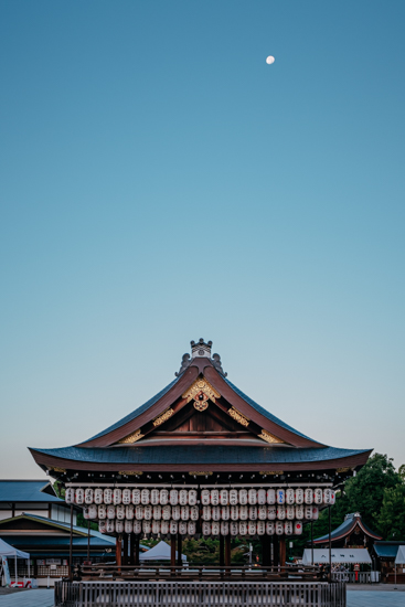 東側から見た舞殿