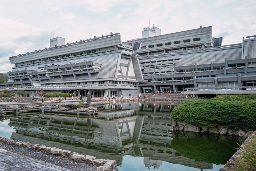 西側の庭園から