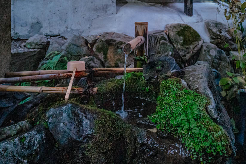 鳥居脇にある神水