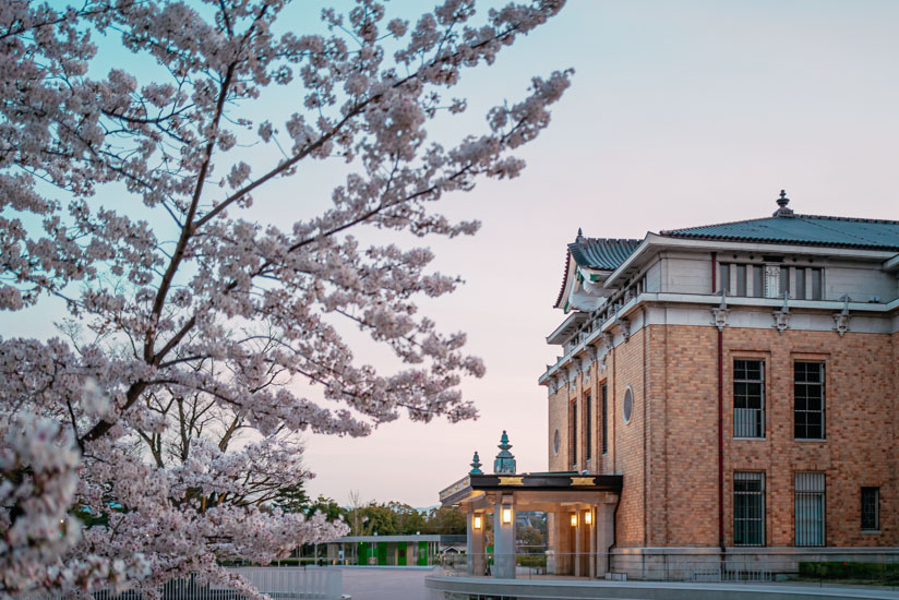 京セラ美術館前