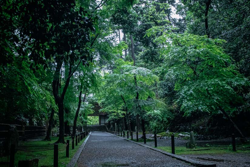 山門へ向かう参道