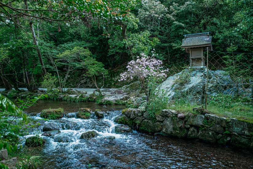 ならの小川と岩本神社