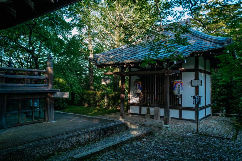 三重塔西側の鎌倉地蔵堂