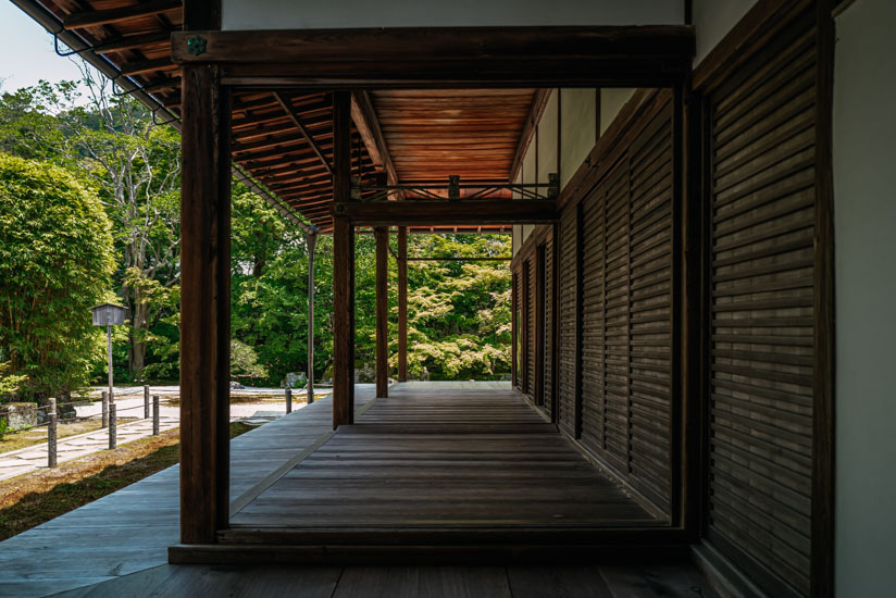 枯山水庭園へ