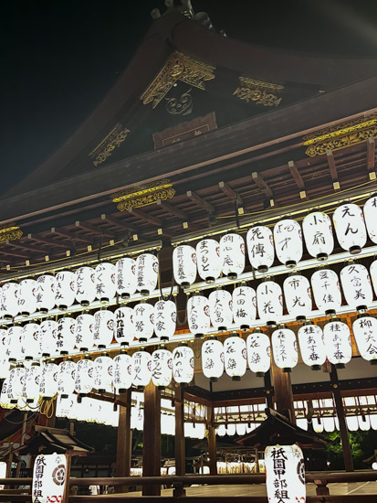 賑やかな真夏の夜の八坂神社