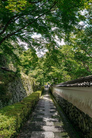 阿弥陀堂前の坂