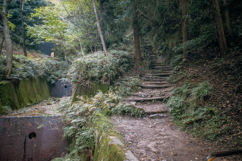 川の右側を登る